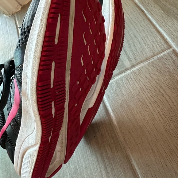 Nike Black and Red Athletic Shoes - Picture 6 of 6